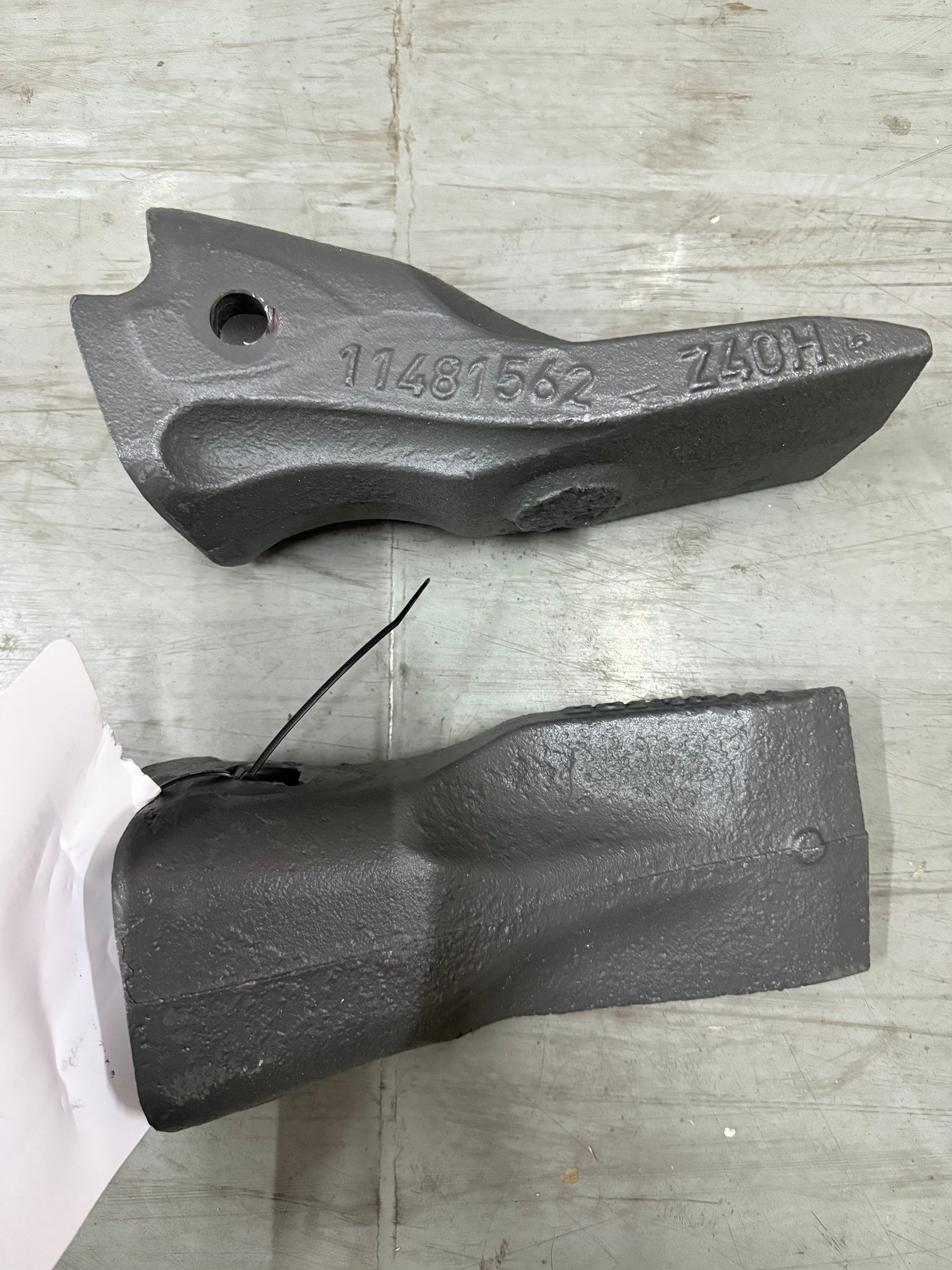 Liebherr 11481562 Bucket Tooth R924 R934 Z40H Suitable for Buckets of Liebherr Style Loaders Excavators