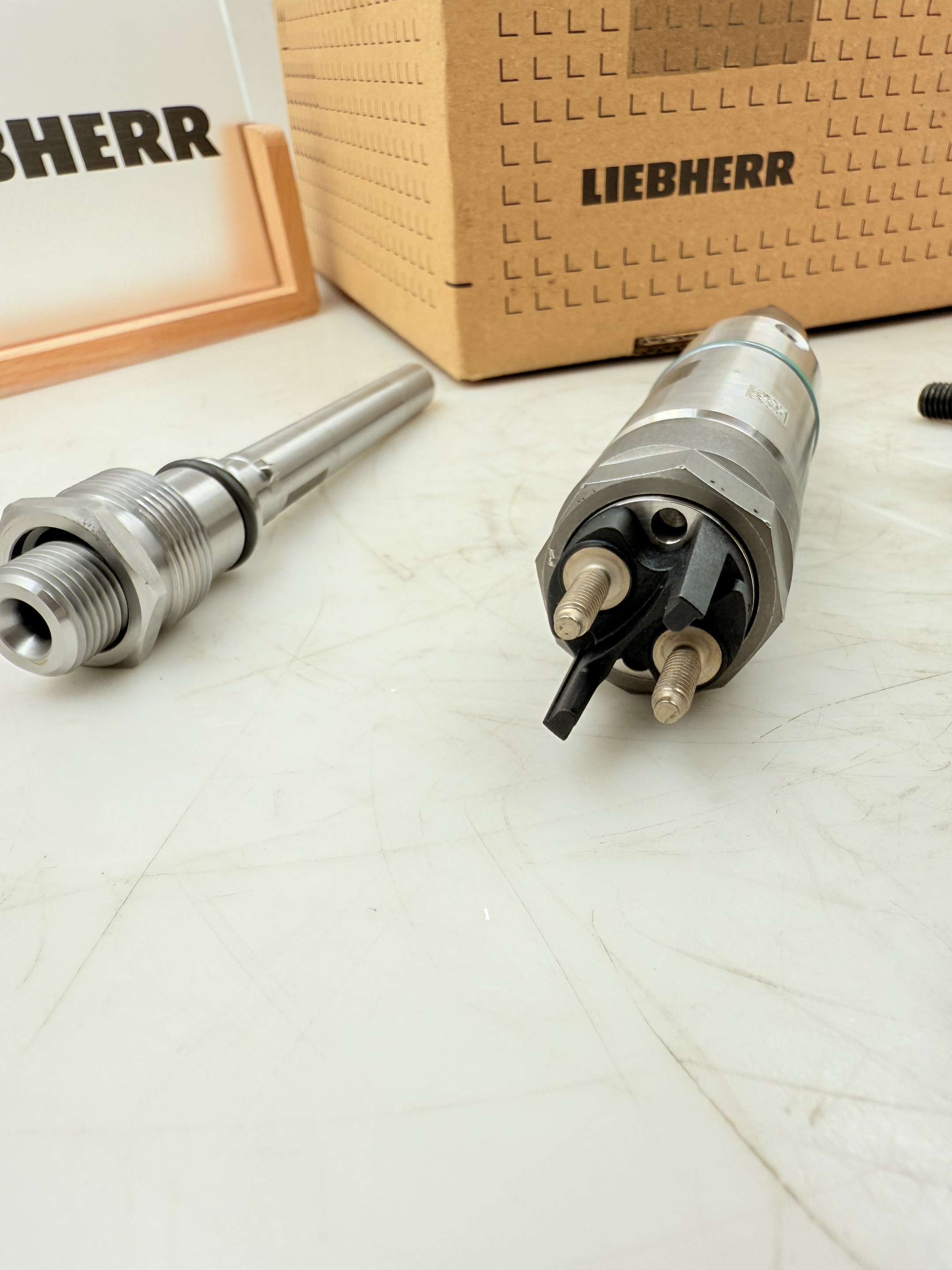 Liebherr 13743035 Injector Suitable